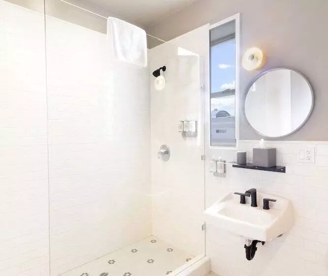 The Jesse Hotel & Bar