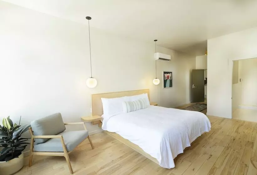 The Jesse Hotel & Bar