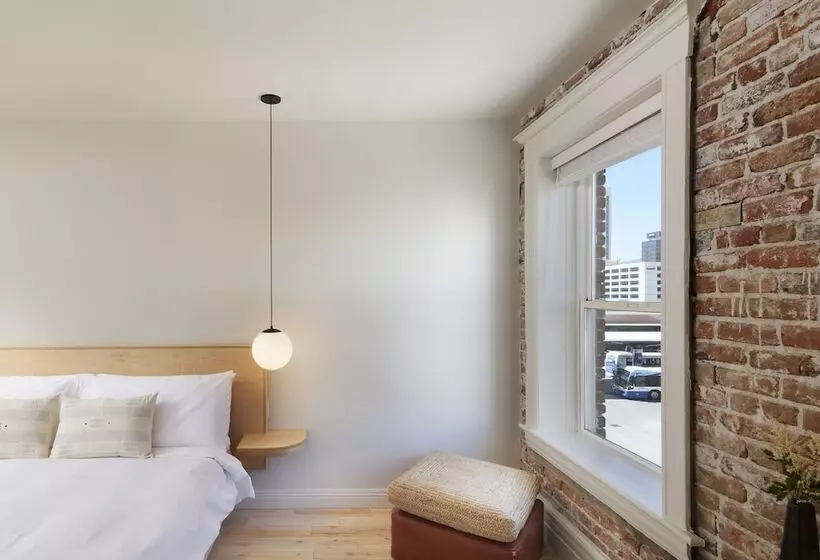 The Jesse Hotel & Bar