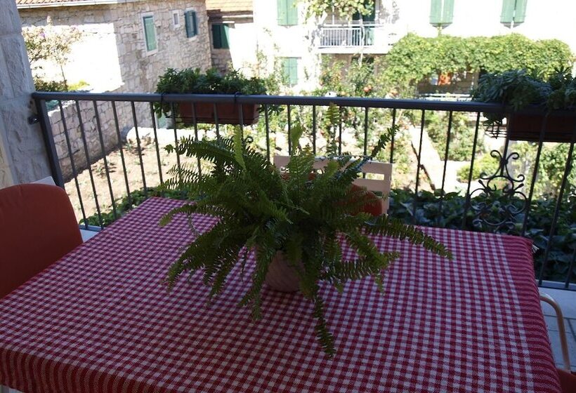 Apartments Janja Postira