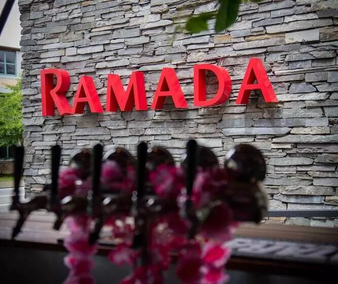 Hotelli Ramada By Wyndham Queenstown Central