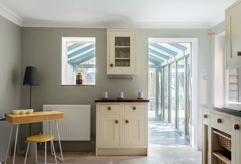 The Madras Cottage  Bright 3bdr Home With Garden