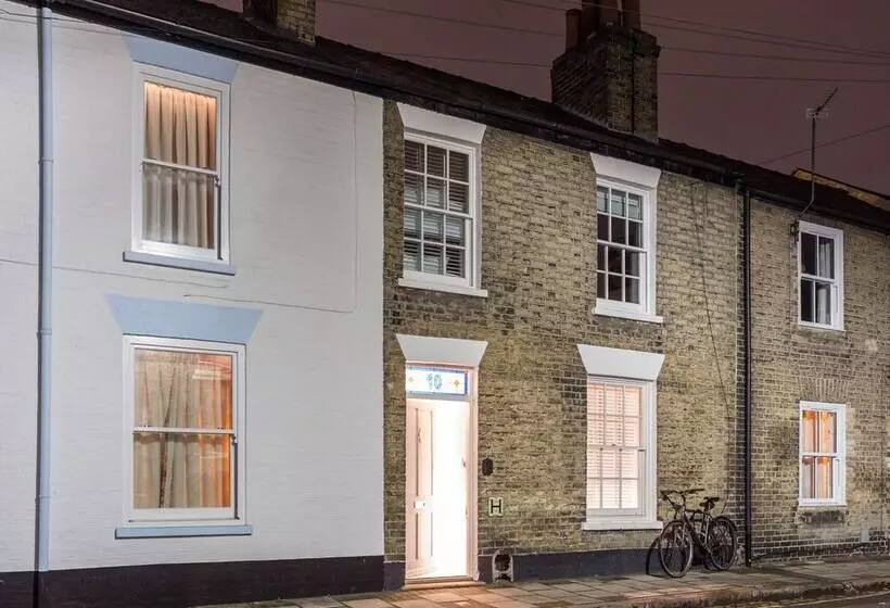 The Modern Classic   Contemporary & Elegant 3bdr Home