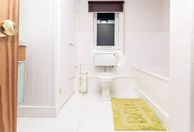 The Modern Classic   Contemporary & Elegant 3bdr Home