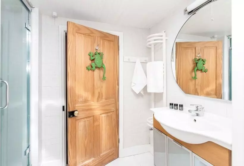 The Modern Classic   Contemporary & Elegant 3bdr Home