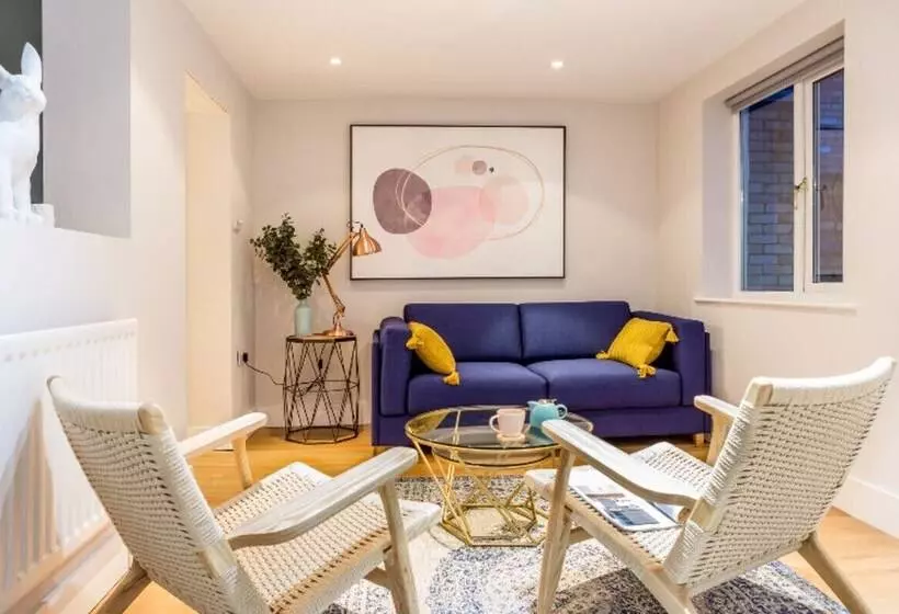 The Modern Classic   Contemporary & Elegant 3bdr Home