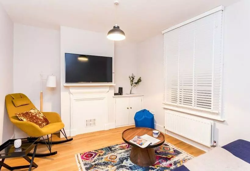 The Modern Classic   Contemporary & Elegant 3bdr Home