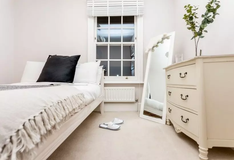 The Modern Classic   Contemporary & Elegant 3bdr Home