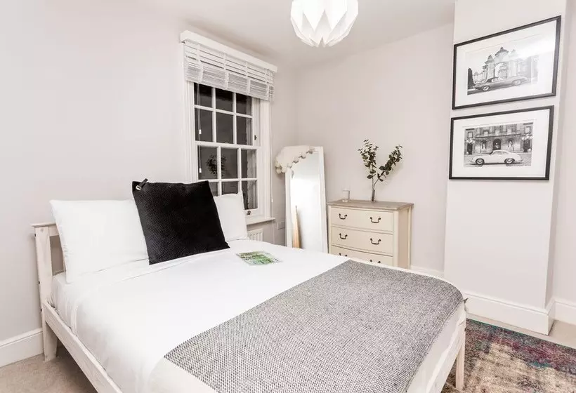 The Modern Classic   Contemporary & Elegant 3bdr Home