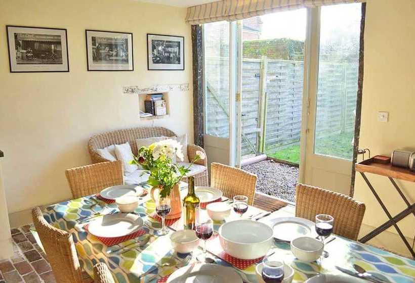 Banningham Coach House