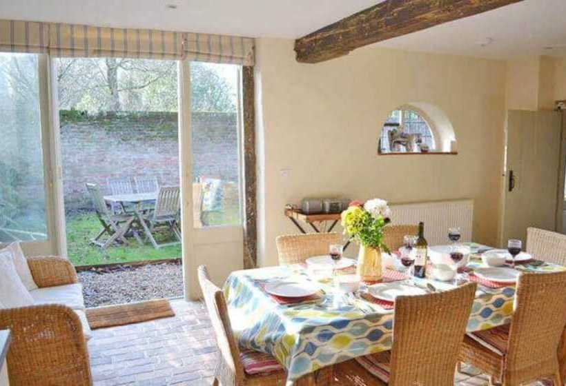 Banningham Coach House