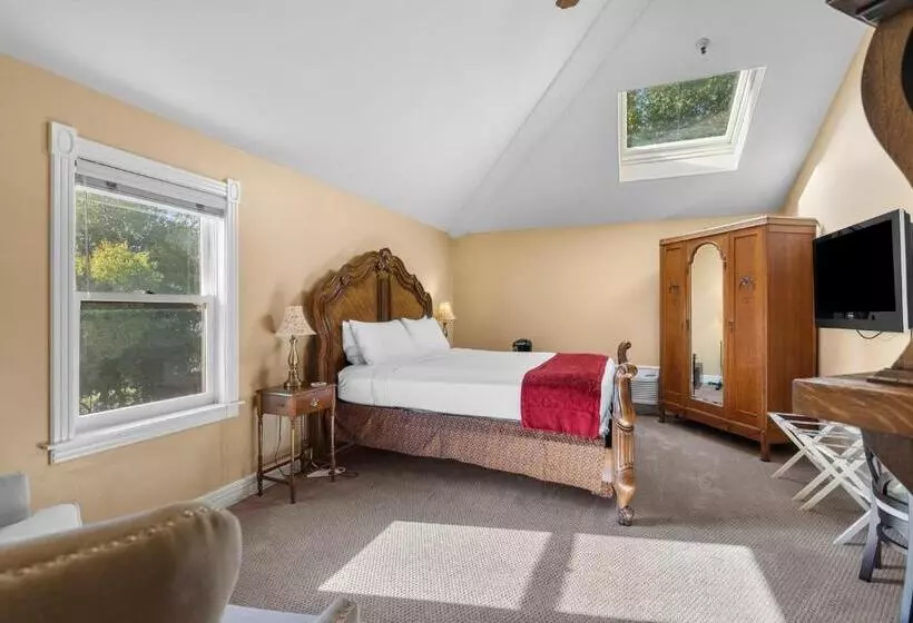 Hennessey House Bed And Breakfast