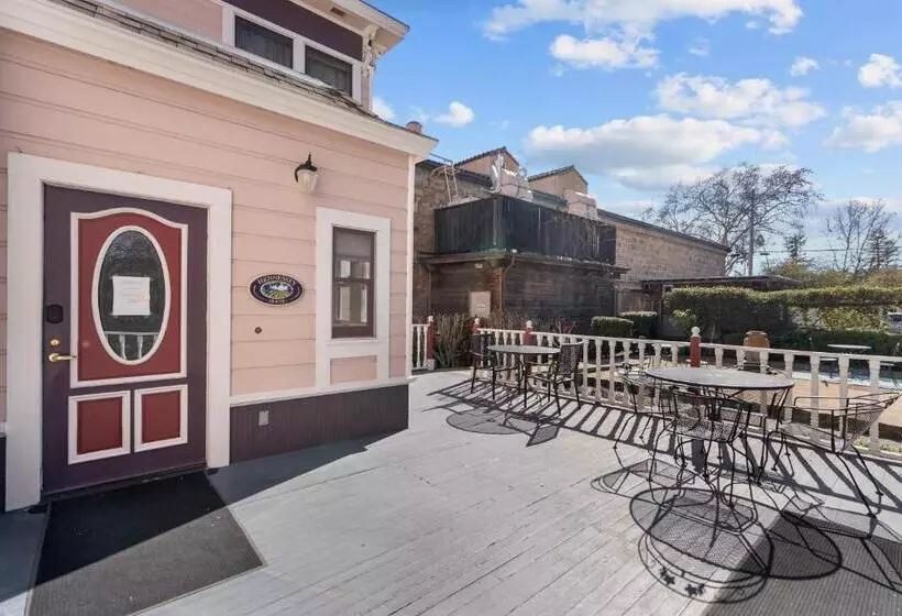 Hennessey House Bed And Breakfast