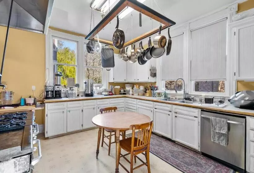 Hennessey House Bed And Breakfast