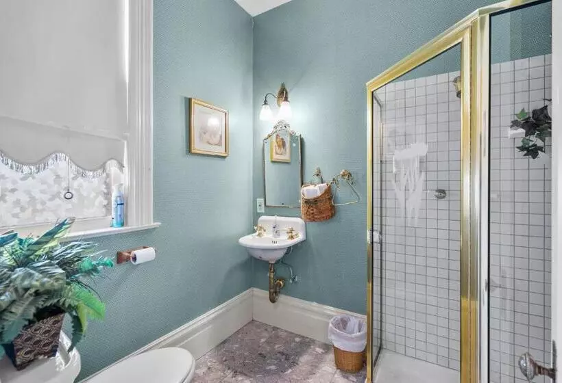 Hennessey House Bed And Breakfast