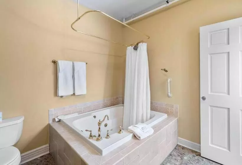 Hennessey House Bed And Breakfast