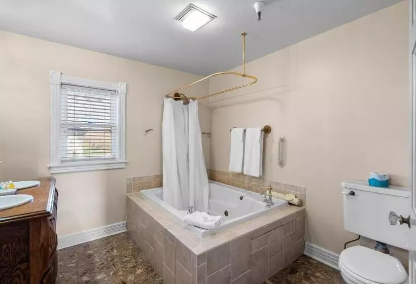 Hennessey House Bed And Breakfast