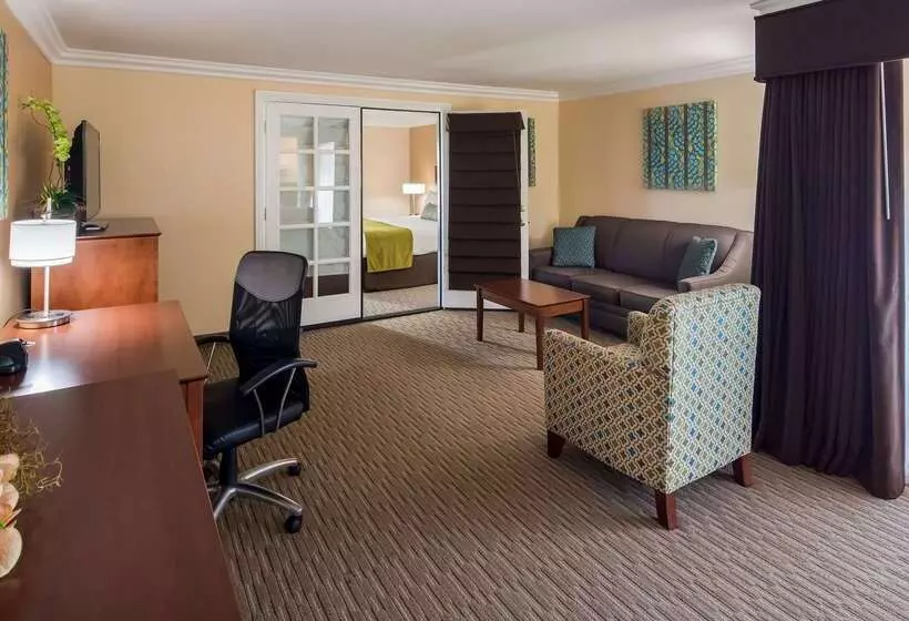 Отель Best Western Harbour Inn & Suites Huntington   Sunset Beach