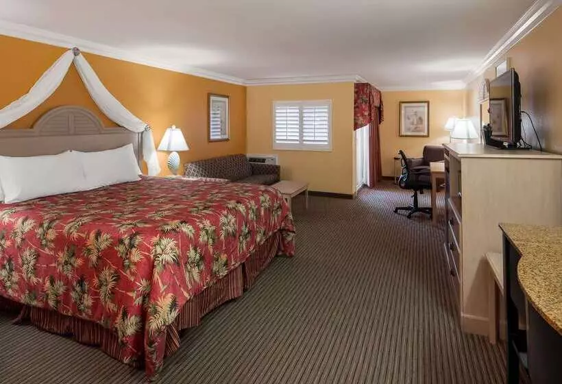 Отель Best Western Harbour Inn & Suites Huntington   Sunset Beach