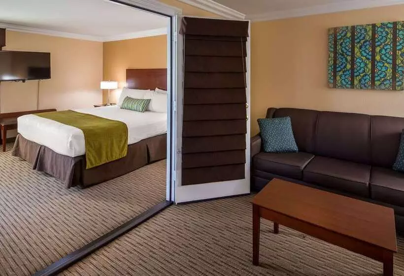 Отель Best Western Harbour Inn & Suites Huntington   Sunset Beach