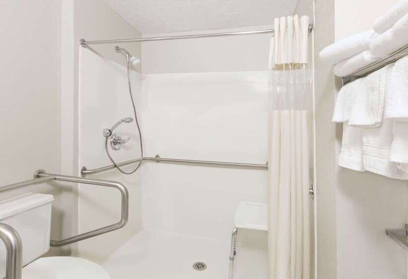 Отель Days Inn & Suites By Wyndham Des Moines Airport