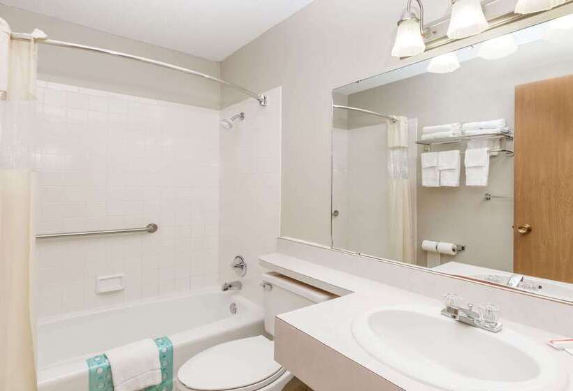 Отель Days Inn & Suites By Wyndham Des Moines Airport