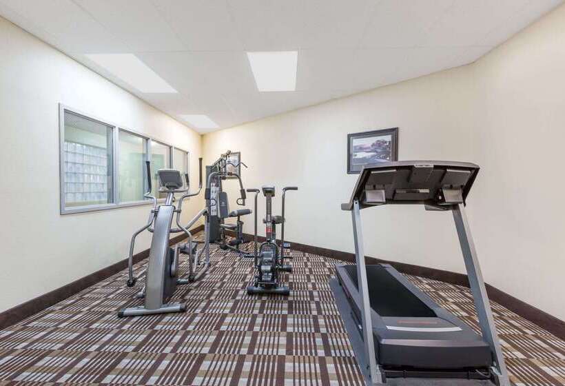 Отель Days Inn & Suites By Wyndham Des Moines Airport