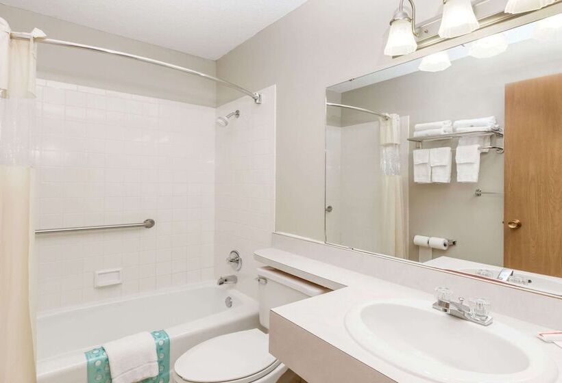 Отель Days Inn & Suites By Wyndham Des Moines Airport