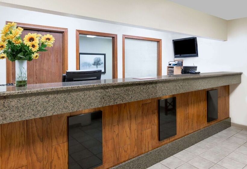 Отель Days Inn & Suites By Wyndham Des Moines Airport