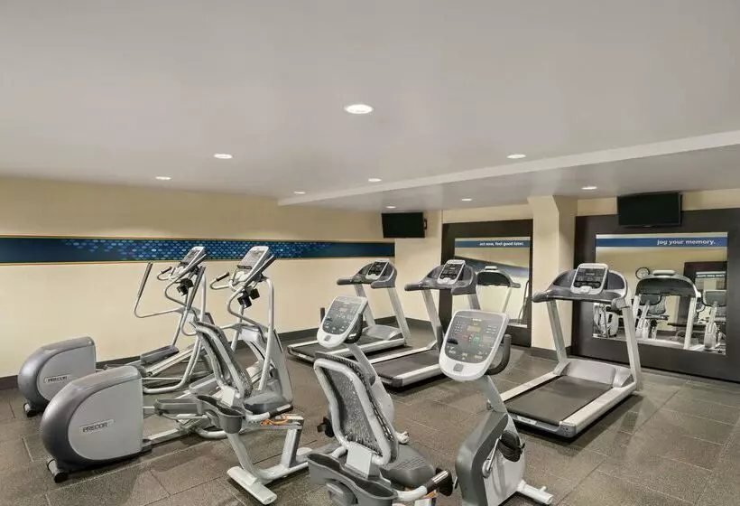 Отель Hampton Inn Portland Airport