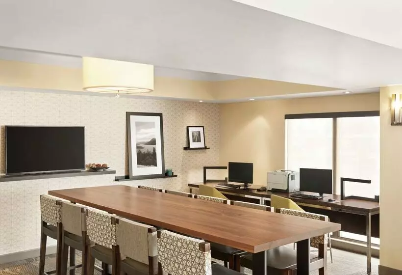 Отель Hampton Inn Portland Airport