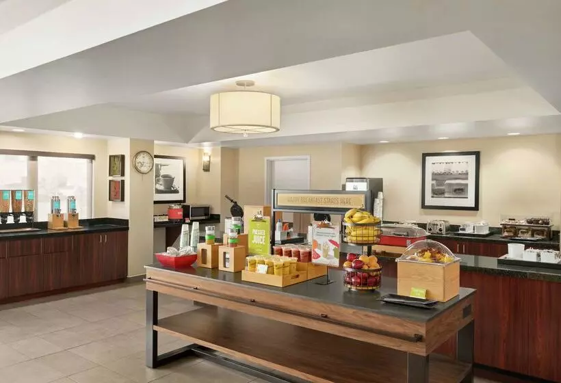 Отель Hampton Inn Portland Airport