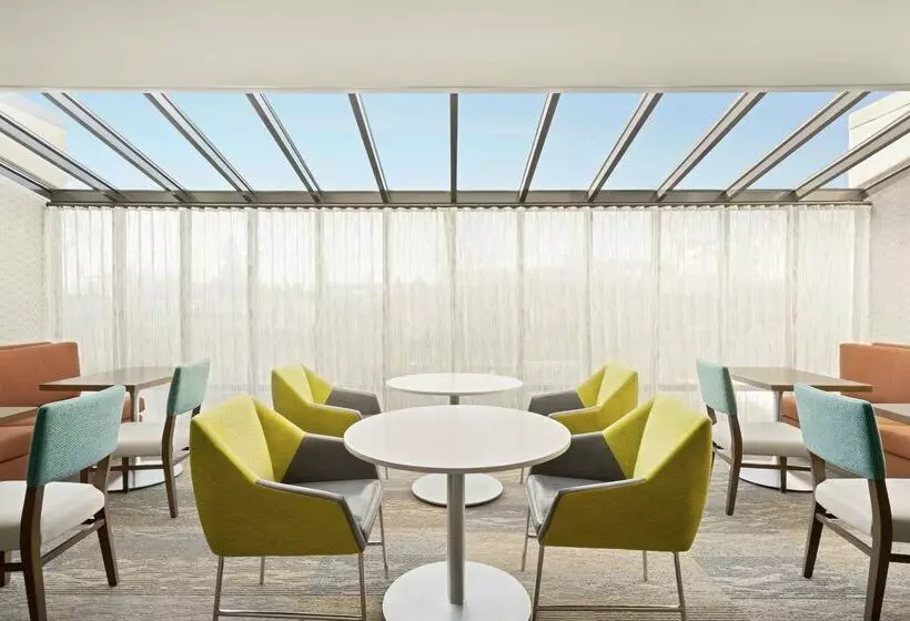 Отель Hampton Inn Portland Airport