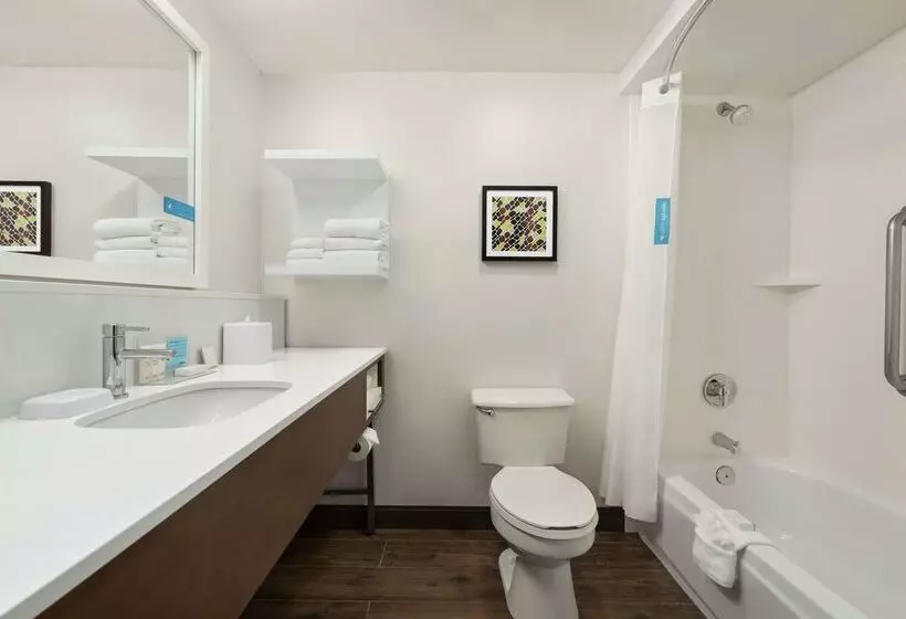 Отель Hampton Inn Portland Airport