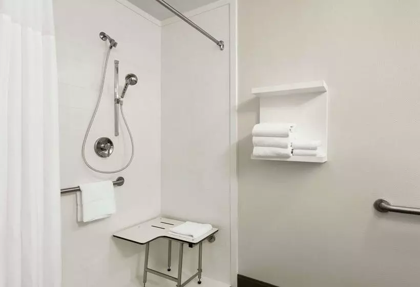 Отель Hampton Inn Portland Airport