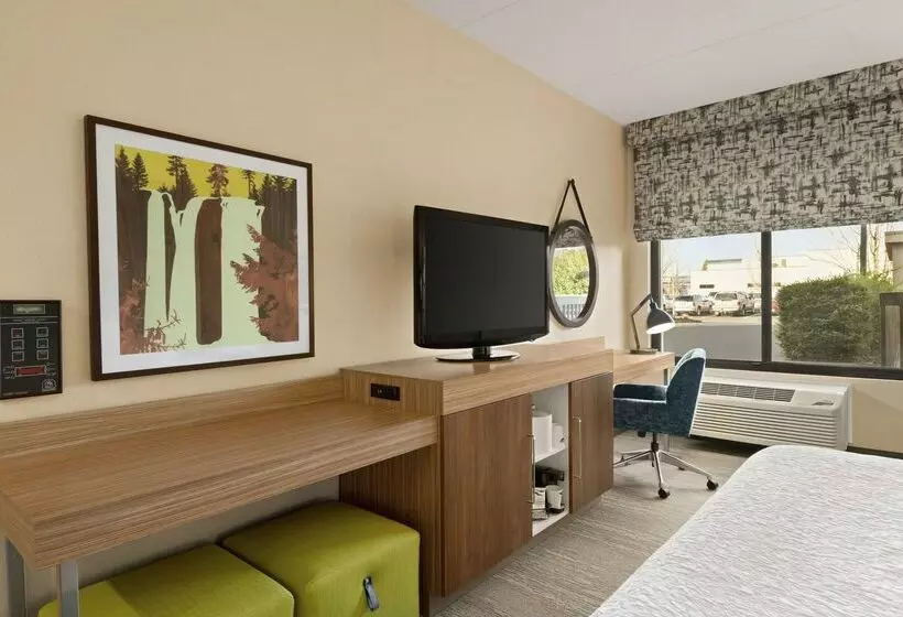 Отель Hampton Inn Portland Airport