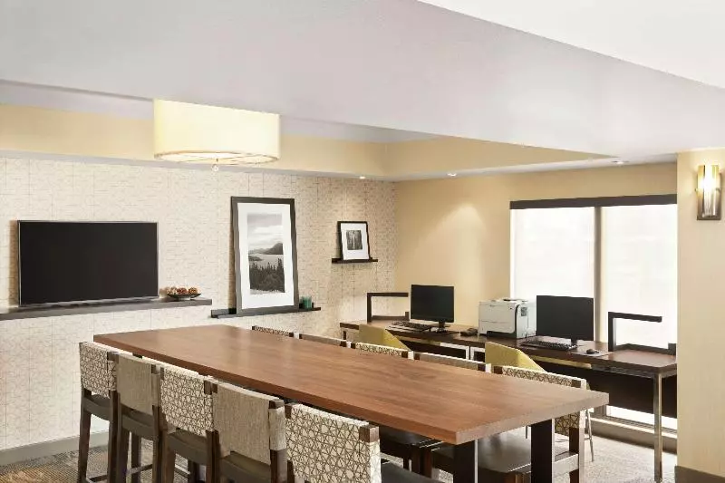 Отель Hampton Inn Portland Airport