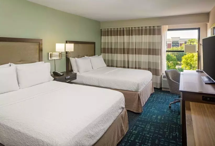 هتل Hampton Inn & Suites Nashvilleairport