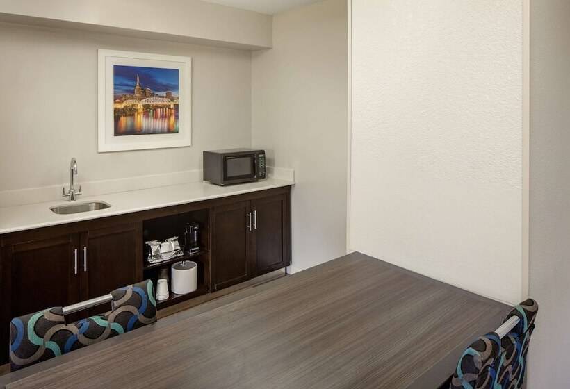 فندق Hampton Inn & Suites Nashvilleairport