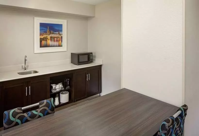 هتل Hampton Inn & Suites Nashvilleairport