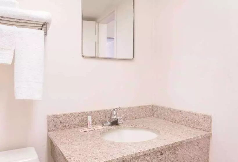 Отель Howard Johnson By Wyndham Commerce Ga