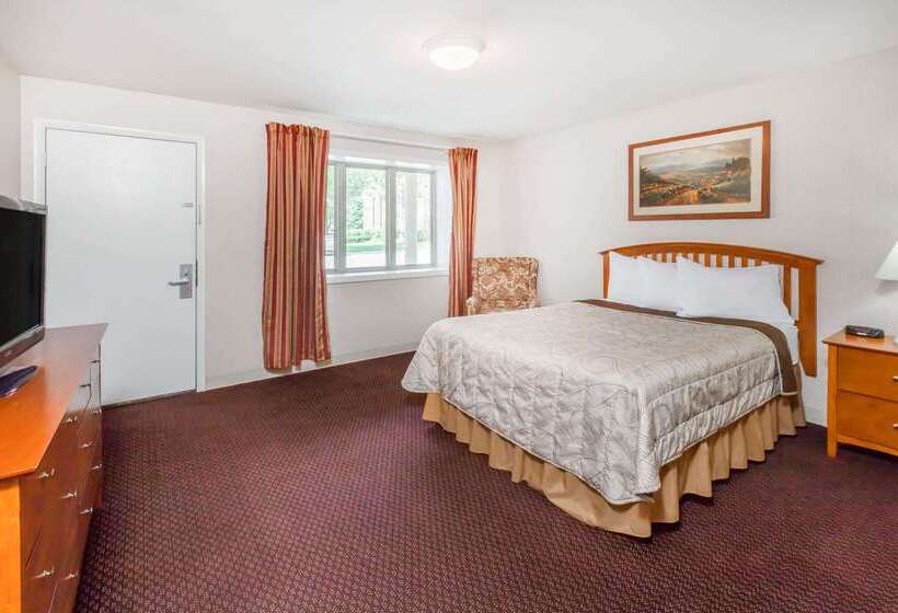 فندق Howard Johnson By Wyndham Traverse City