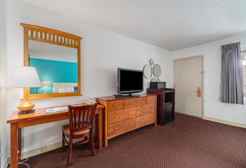 فندق Howard Johnson By Wyndham Traverse City