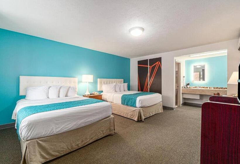 فندق Howard Johnson By Wyndham Traverse City