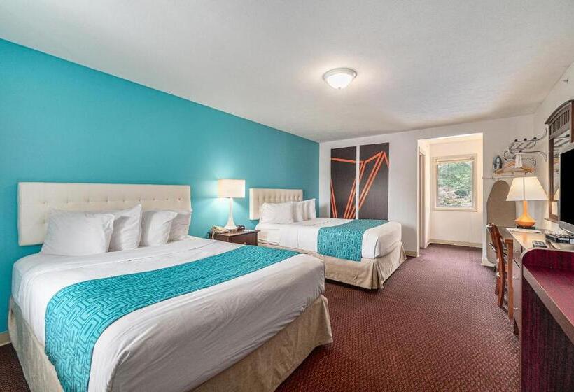 فندق Howard Johnson By Wyndham Traverse City