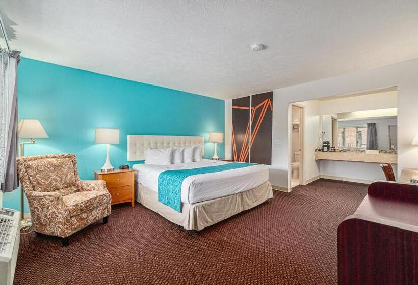 فندق Howard Johnson By Wyndham Traverse City