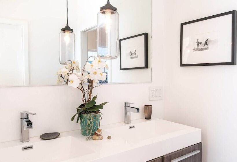 Beautifully Designed Palos Verdes Villa W/ Private Beach And Stunning Views