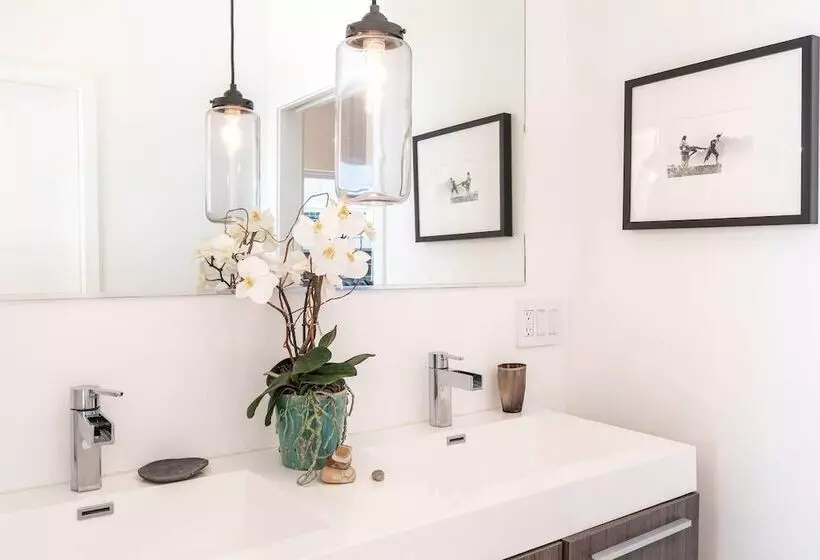 Beautifully Designed Palos Verdes Villa W/ Private Beach And Stunning Views