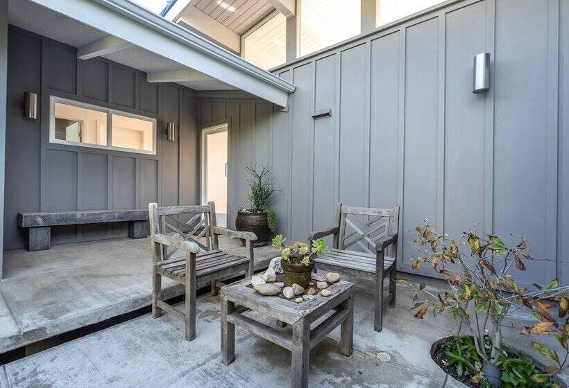 Beautifully Designed Palos Verdes Villa W/ Private Beach And Stunning Views