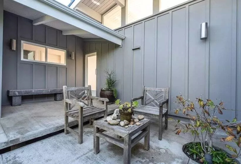 Beautifully Designed Palos Verdes Villa W/ Private Beach And Stunning Views